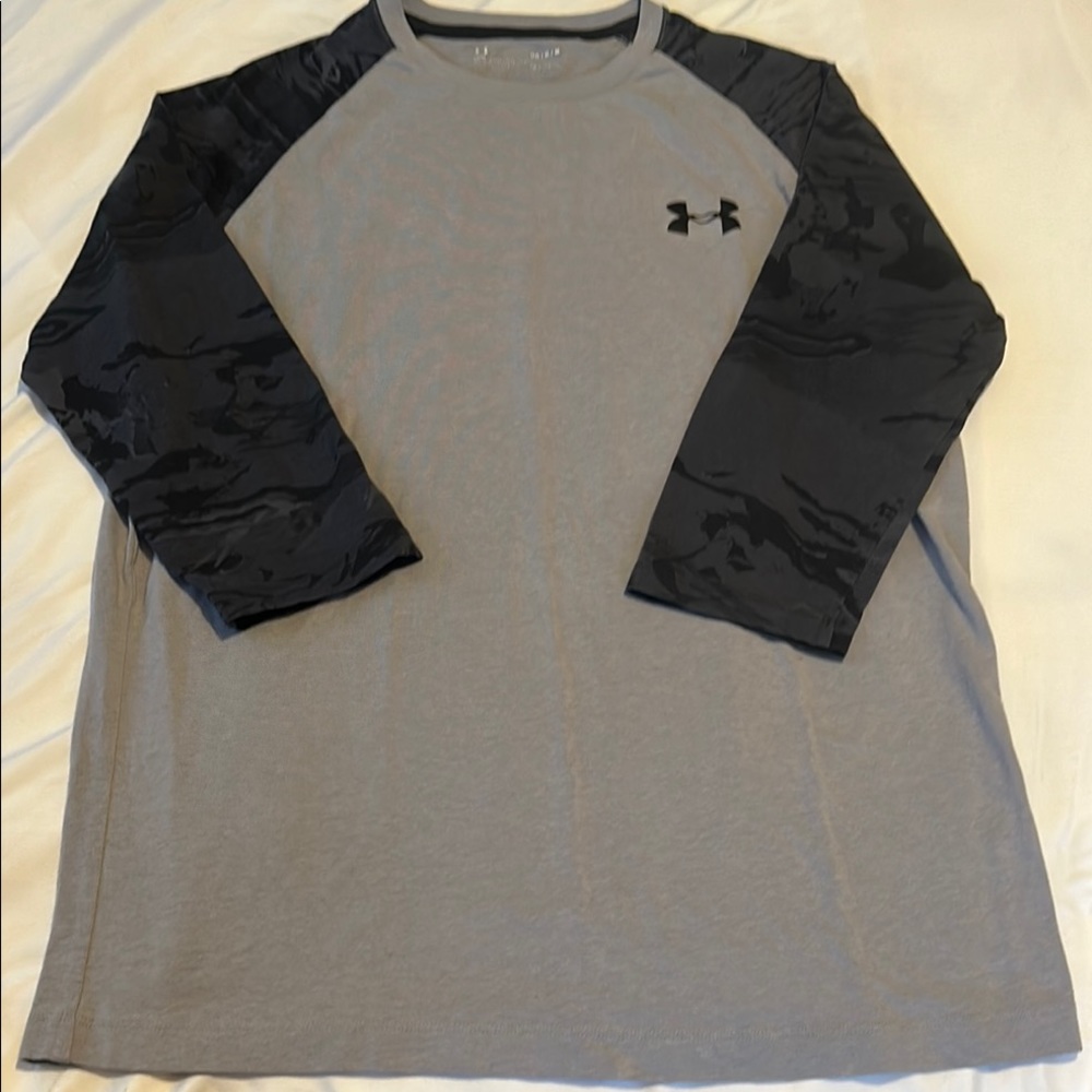 Men’s Under Armour Gray and Black Shirt Medium